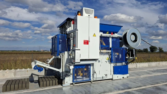 The ZENITH 940 HS multi-layer paver in action outdoors during the production of masonry blocks