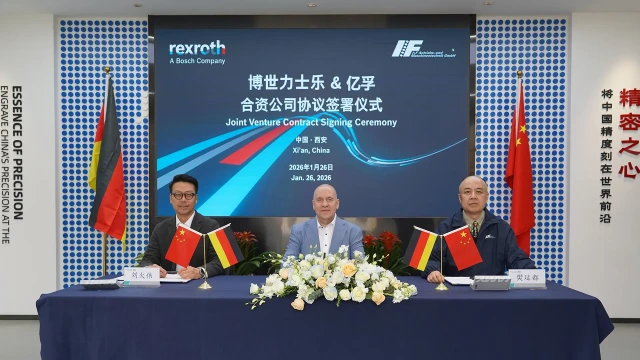 博世力士乐和西安亿孚正式签署合资协议（从左至右）：博世力士乐中国区总裁刘火伟，博世力士乐全球总裁Steffen Haack博士，西安亿孚智能装备有限责任公司董事长樊延都（图片来源：西安亿孚）