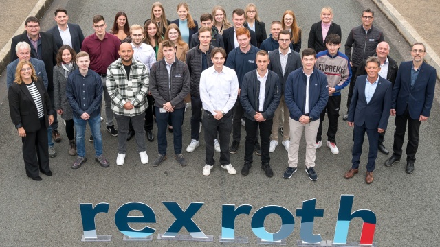 Die Nachwuchskräfte von Bosch Rexroth, die ihre Abschlussprüfung im Sommer 2023 bestanden haben.