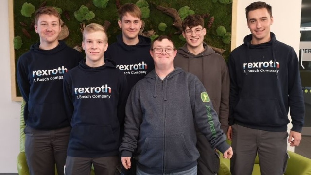 Fünf Auszubildende von Bosch Rexroth in den mainfränkischen Werkstätten in Nantenbach