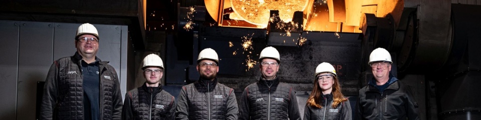 Vertreter der Ausbildung und Werkleitung mit den erfolgreichen Nachwuchskräften vor dem neuen Mittelfrequenzofen der Gießerei