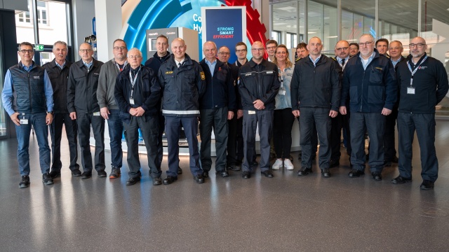 Vertreterinnen und Vertreter von Behörden und Hilfsorganisationen bei Bosch Rexroth am Informationstag