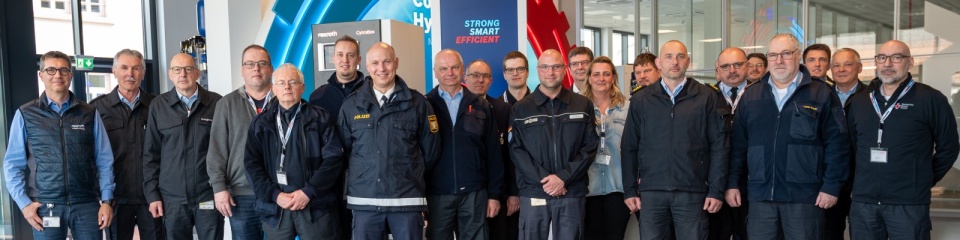 Vertreterinnen und Vertreter von Behörden und Hilfsorganisationen bei Bosch Rexroth am Informationstag