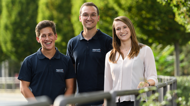 Drei Studierende, die gemeinsam mit Bosch Rexroth ein duales Studium absolvieren