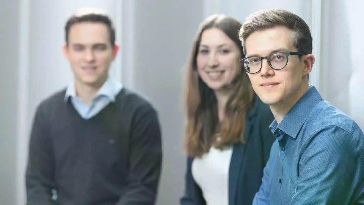 Werksstudentin bei der Teilnahme an einem Meeting