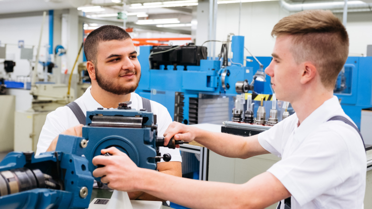 Schüler beim Praktikum bei Bosch Rexroth