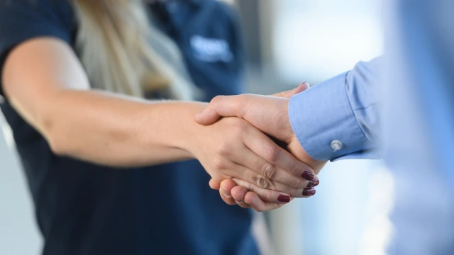 Zwei Personen geben sich die Hand