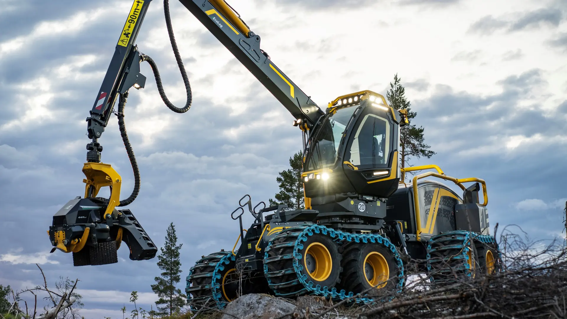 Metsätyökone mäen päällä