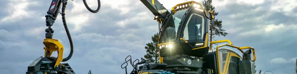 Metsätyökone mäen päällä