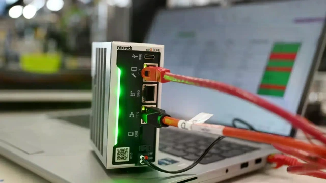 ctrlX:ää voidaan käyttää perinteisenä automaatio-ohjaimena tai esimerkiksi tietoturvallisena edge -laitteena. 