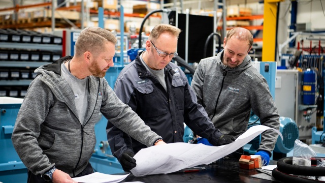 Bosch Rexrothin työntekijä tekee ennakoivaa kunnossapitoa tehtaassa