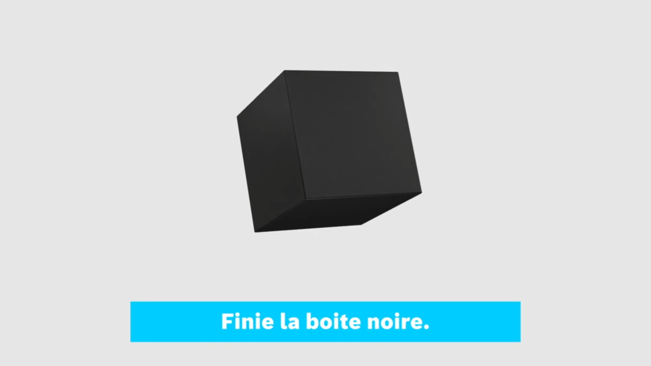 L’image montre une boîte noire avec un bloc de texte bleu turquoise en dessous, comportant le texte « We put an end to the black box » (La fin des solutions monolithiques).