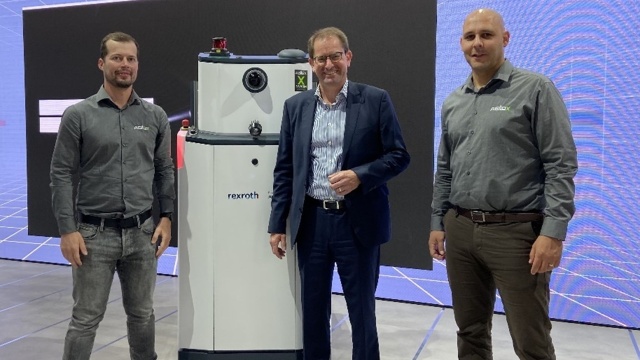 (de gauche à droite) David Niedermaier, directeur technique et cofondateur d'AGILOX Services GmbH, Dr. Marc Wucherer, membre du conseil d'administration et responsable des ventes mondiales et de l'automatisation des usines chez Bosch Rexroth, et Dirk Erlacher, CEO APAC d'AGILOX Services GmbH, lors du salon de Hanovre. Hannover Messe (Source : Bosch Rexroth AG)