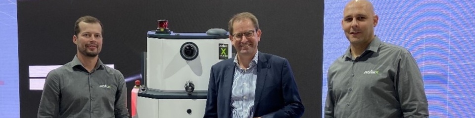 (de gauche à droite) David Niedermaier, directeur technique et cofondateur d'AGILOX Services GmbH, Dr. Marc Wucherer, membre du conseil d'administration et responsable des ventes mondiales et de l'automatisation des usines chez Bosch Rexroth, et Dirk Erlacher, CEO APAC d'AGILOX Services GmbH, lors du salon de Hanovre. Hannover Messe (Source : Bosch Rexroth AG)