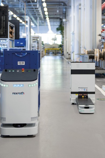 A Bosch Rexroth ActiveShuttle intralogisztikai robotjai munka közben