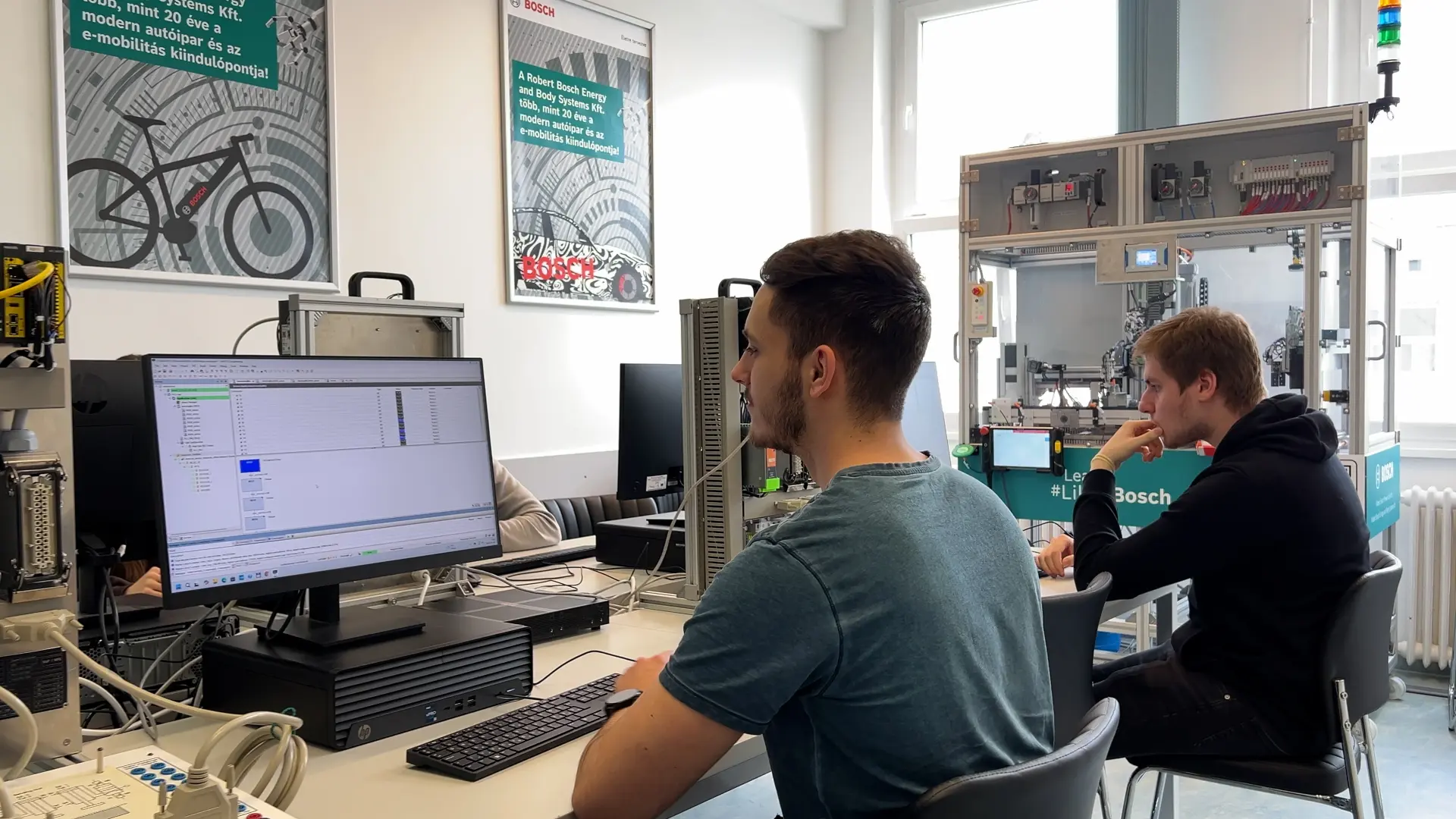 Tanulók a Miskolci egyetem mérnöki laborjában