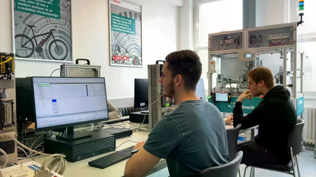 Tanulók a Miskolci egyetem mérnöki laborjában