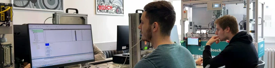 Tanulók a Miskolci egyetem mérnöki laborjában