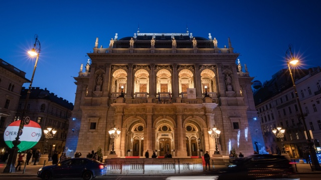 A Magyar Állami Operaház épülete esti fényekben