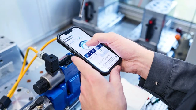 telefonon használják a hydraulicshubot diagnosztikára