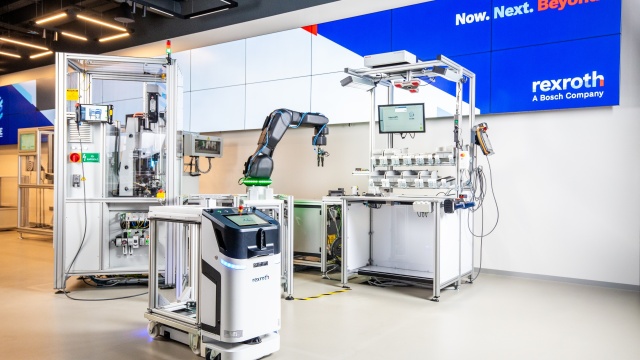 A Bosch Rexroth CU.BE Budapest élményközpontjában található okos szerelőállomás logisztikai robottal