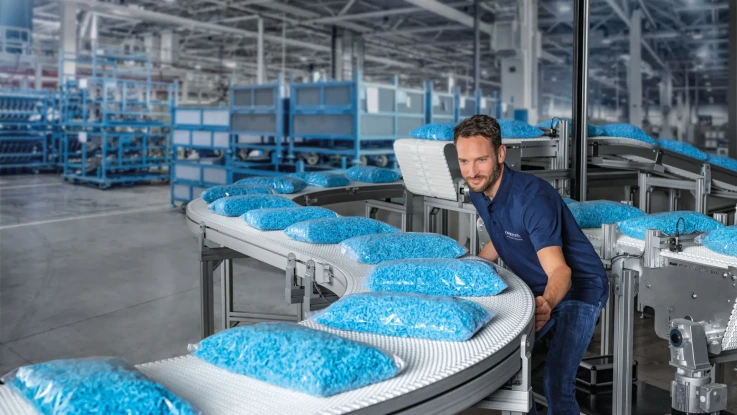 Variflow láncos szállítópálya és egy munkás