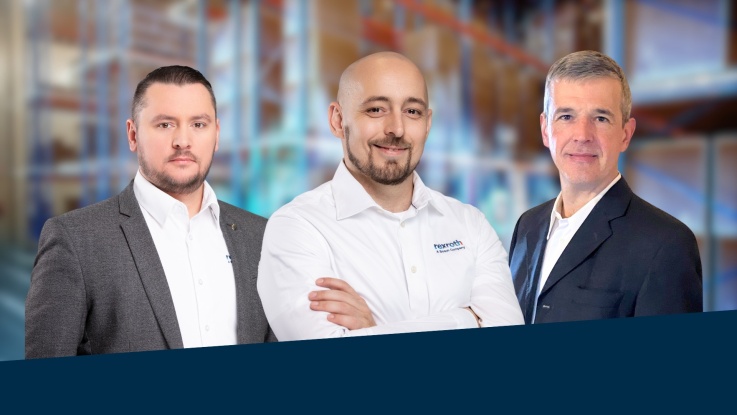 Rexrothos kollégák egymás mellett állnak egy raktárban