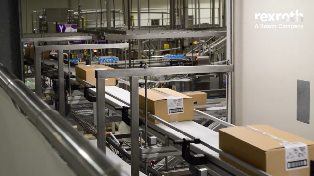 VarioFlow plus szállítópályán haladnak dobozok a veszprémi Unilever gyárban