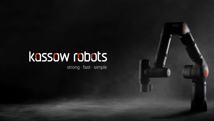 Kassow Robots kobot sötét háttér előtt, baloldalon Kassow Robots logóval