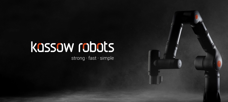 Kassow Robots kobot sötét háttér előtt, baloldalon Kassow Robots logóval