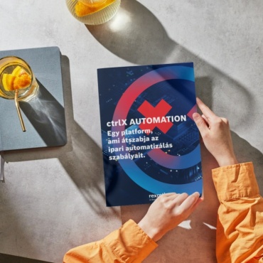 ctrlx automation ebookot készül lapozni egy narancssárga pulóveres személy