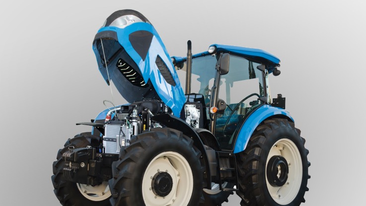 Kék színű traktor felnyitott motorháztetővel