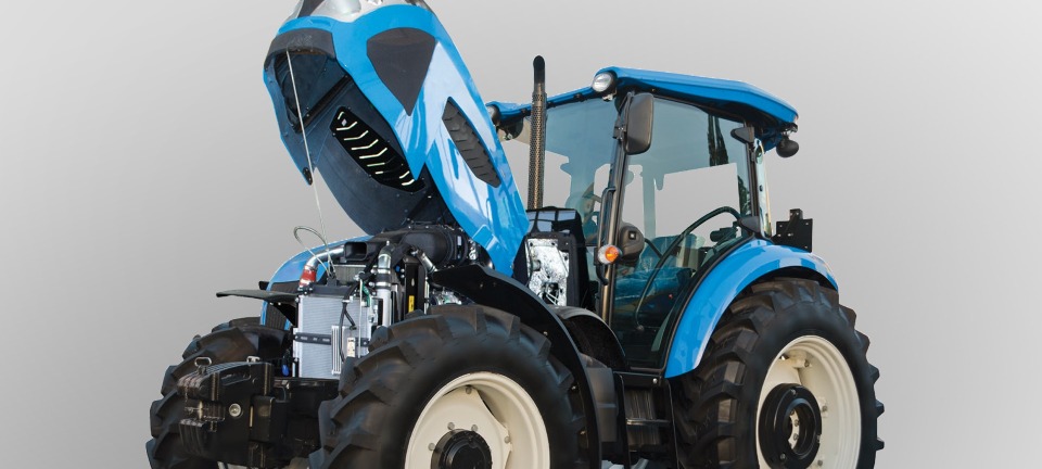 Kék színű traktor felnyitott motorháztetővel