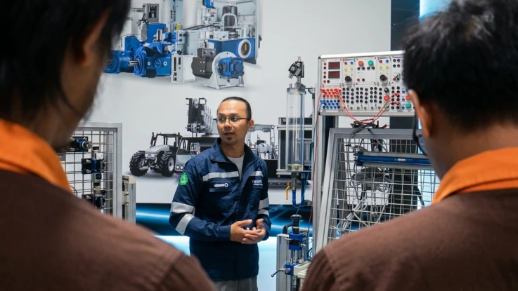 Hydraulic trainer teaching a basic hydraulics training course at the Bosch Rexroth Indonesia.