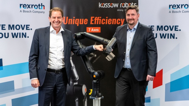Dr. Marc Wucherer (sinistra) membro dell’Executive Board di Bosch Rexroth e Kristian Kassow, managing director e co-proprietario di Kassow Robots, che hanno firmato l‘accordo a Copenaghen
