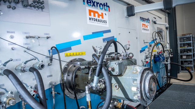 De nieuwe dubbele testbank voor hydraulische pompen bij MH Hydraulics. 