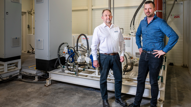 Links JanJaap Lieuwen (Bosch Rexroth) en rechts Herman Ter Schure (Perdok) voor het Bosch Rexroth aggregaat