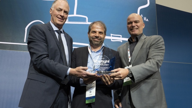 Overhandiging van de Spotlight On New Technology® Award 2022 aan Bosch Rexroth voor een baanbrekende innovatie die de CO2 uitstoot van onderzeese installaties minimaliseert