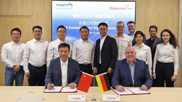 Jiang Guibin, voorzitter van Zhuhai Enpower Electric, en Dr. Steffen Haack, CEO van Bosch Rexroth.