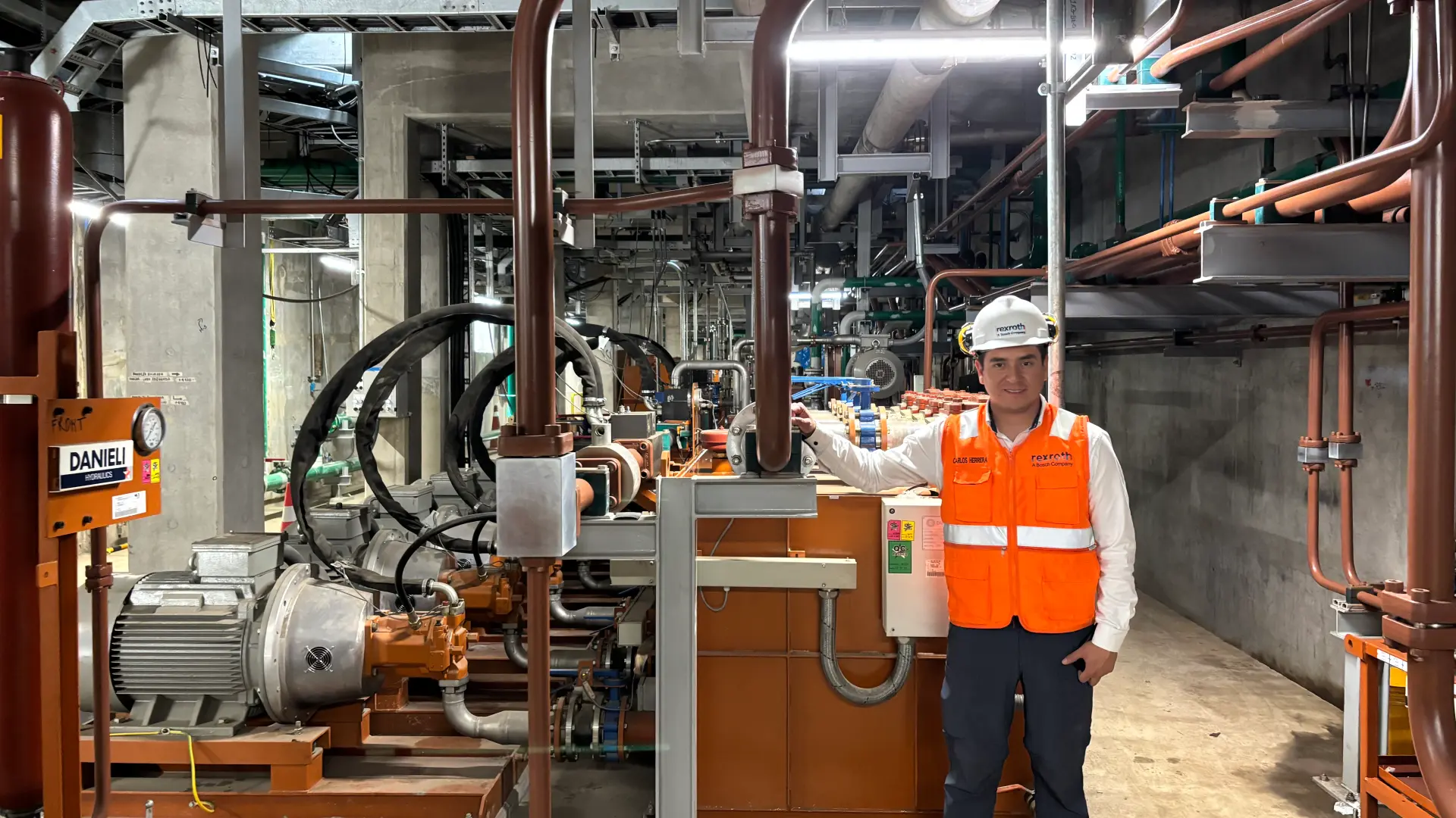 Ingeniero de Bosch Rexroth inspeccionando tuberías sin soldadura en una planta siderúrgica en Perú.