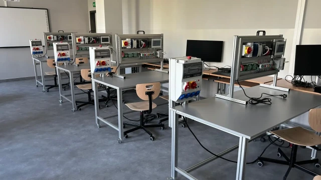 Workstations equipped with the ctrlX Automation platform