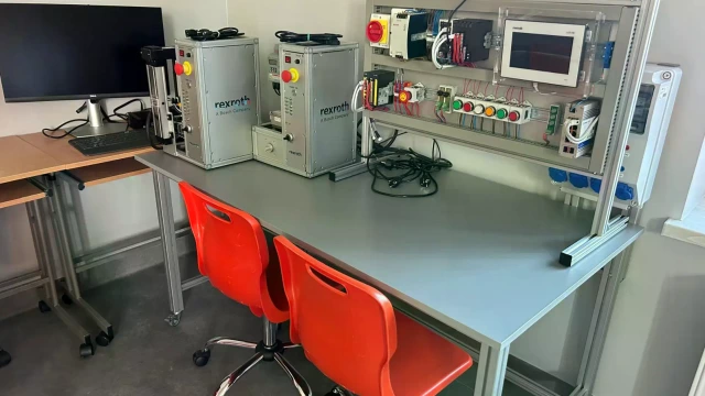 Workstations equipped with the ctrlX Automation platform