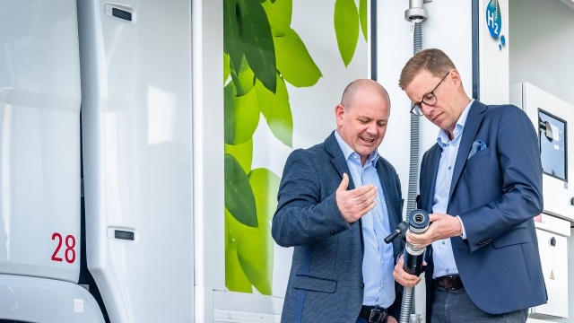 Kontenerowa sprężarka H2 MAX Compression 2.0 z cyfrową hydrauliką firmy Bosch Rexroth obniża koszty dystrybucji samochodów osobowych, a także komercyjnych i kolejowych pojazdów. (Źródło obrazu: Bosch Rexroth AG)