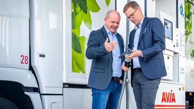 Kontenerowa sprężarka H2 MAX Compression 2.0 z cyfrową hydrauliką firmy Bosch Rexroth obniża koszty dystrybucji samochodów osobowych, a także komercyjnych i kolejowych pojazdów. (Źródło obrazu: Bosch Rexroth AG)