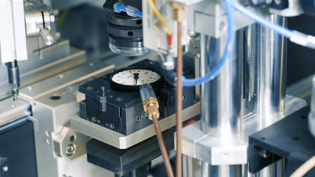 WIKA Polska SGF wytwarza tysiące wariantów manometrów za pomocą systemu Automatic Gauge Assembly (AGA 1) opartego na rozwiązaniu ACTIVE Mover firmy Bosch Rexroth. Skraca on czasy przezbrajania o ponad 50%. (Zdjęcie: Bosch Rexroth AG)