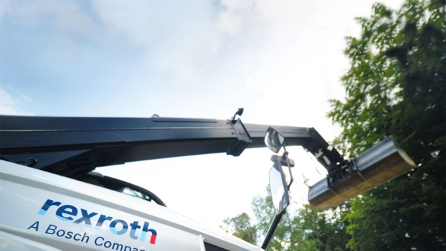 Akumulatorowo-elektryczny podnośnik teleskopowy w pełni wyposażony w napędy elektryczne eLION firmy Bosch Rexroth