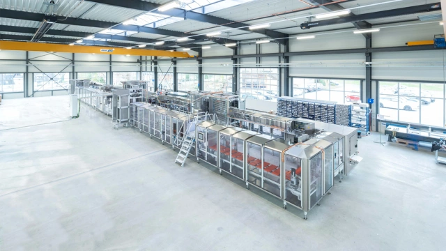 Porządek i łatwy dostęp: Modułowa maszyna ConfecPRO ze zdecentralizowanym napędem firmy Bosch Rexroth.