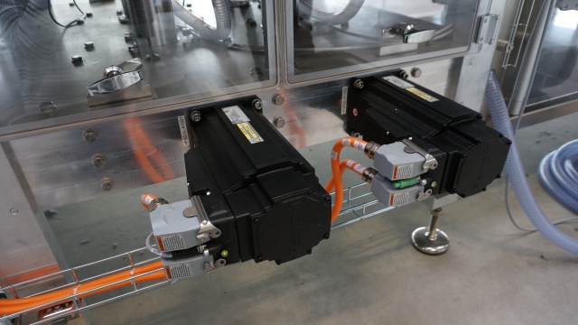 Zdecentralizowane serwonapędy zapewniają precyzyjny posuw foremek czekoladowych. (źródło zdjęcia: WDS).