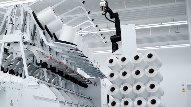 Elastyczne rozwiązanie do podawania szpul do maszyn (źródło zdjęcia: Project S&P i Kassow Robots)