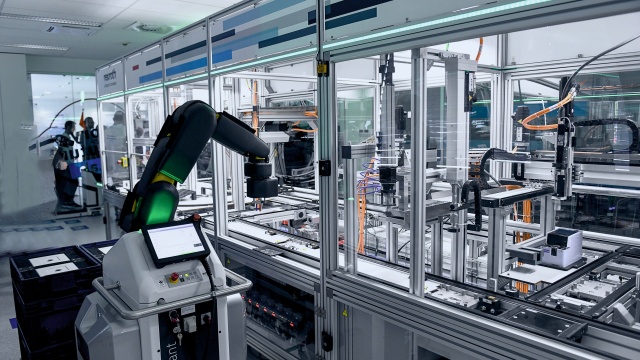Linia produkcyjna w Factory of the Future Lab